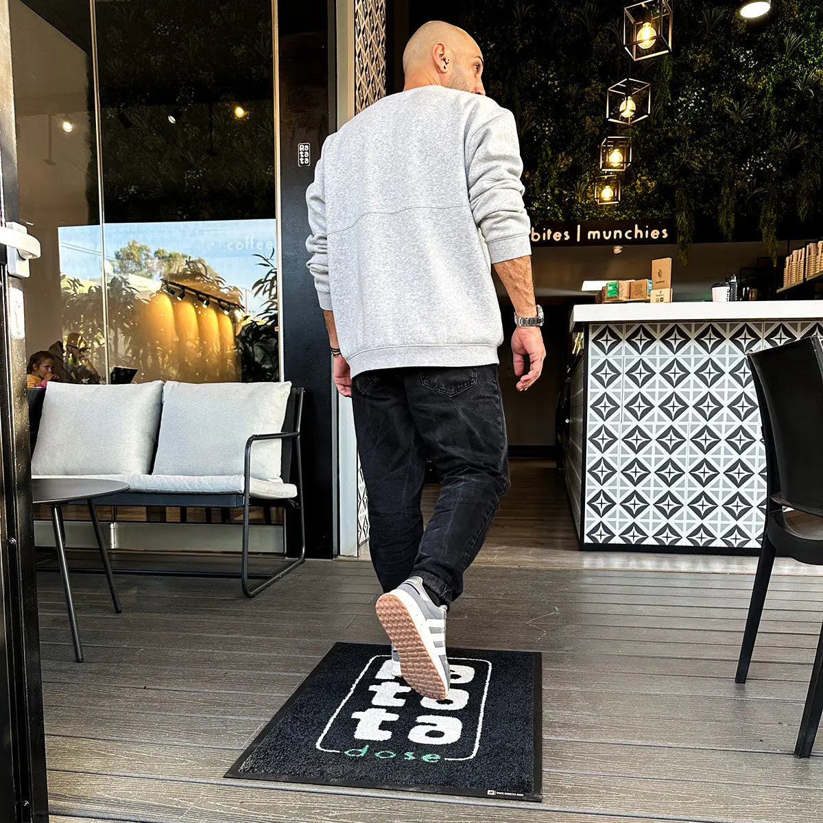 Individuelle Fußmatte für den Café-Eingang mit Logo